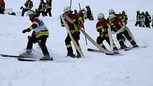 Die f&uuml;nf Teammitglieder mussten mit dem Schlauch in der Hand den Riesenslalom durchfahren.