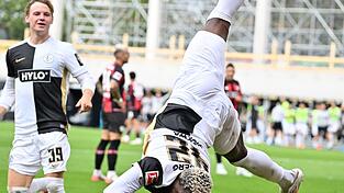 Elversberg steht Kopf: David Mokwa feiert das 3:0 gegen Leverkusen. Elversberg steht Kopf: David Mokwa feiert das 3:0 gegen Leverkusen.