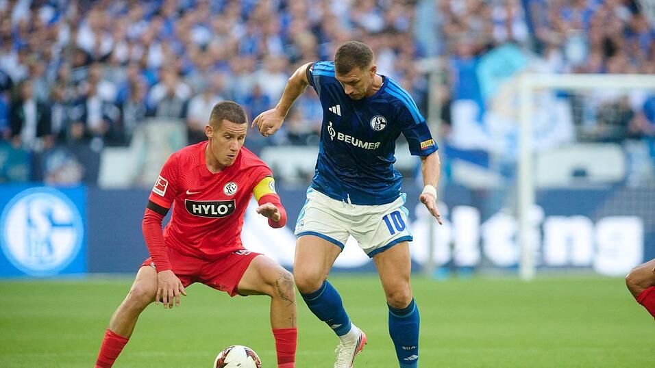 Edin Dzeko (r) wurde von seinen Mitspielern immer wieder in den Spielaufbau einbezogen. Edin Dzeko (r) wurde von seinen Mitspielern immer wieder in den Spielaufbau einbezogen.