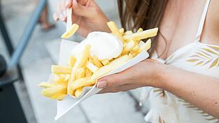 Pommes sind erlaubt:&nbsp;Beim Intervallfasten d&uuml;rfen Sie zu bestimmten&nbsp;Zeiten all das essen, worauf Sie Lust haben.