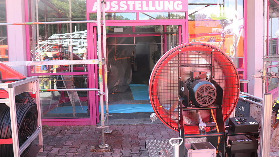 Mithilfe eines&nbsp;Hochdruckl&uuml;fters wurde die Halle anschlie&szlig;end entraucht.