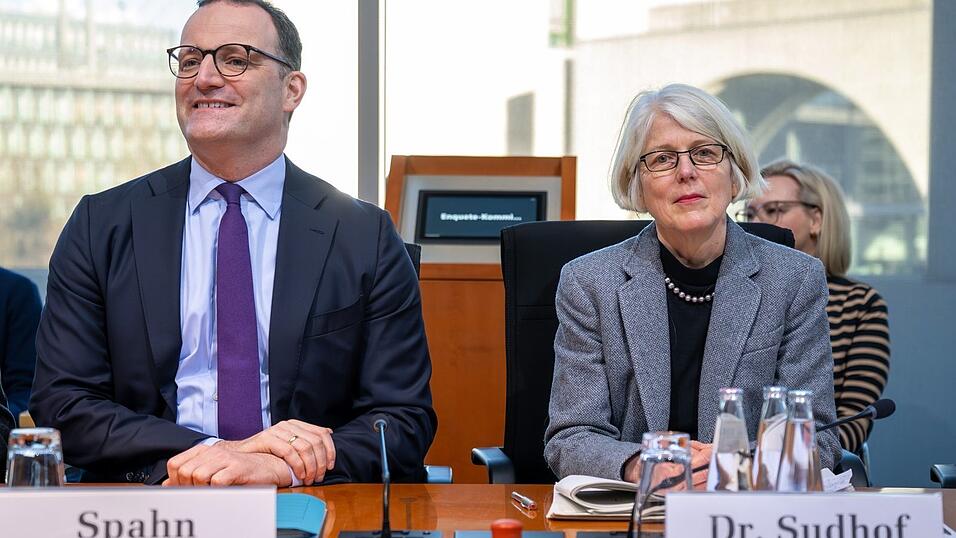 Fast sechs Jahre nach dem Corona-Ausbruch in Deutschland verteidigte der damalige Gesundheitsminister Jens Spahn (CDU) in der Corona-Enquetekommission des Bundestags seine umstrittenen Entscheidungen zur Maskenbeschaffung. Die Corona-Sonderermittlerin Margaretha Sudhof stellte dar, worauf sie ihre Kritik am von Spahn geführten Ministerium gründet. Fast sechs Jahre nach dem Corona-Ausbruch in Deutschland verteidigte der damalige Gesundheitsminister Jens Spahn (CDU) in der Corona-Enquetekommission des Bundestags seine umstrittenen Entscheidungen zur Maskenbeschaffung. Die Corona-Sonderermittlerin Margaretha Sudhof stellte dar, worauf sie ihre Kritik am von Spahn geführten Ministerium gründet.