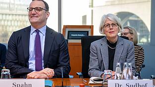 Fast sechs Jahre nach dem Corona-Ausbruch in Deutschland verteidigte der damalige Gesundheitsminister Jens Spahn (CDU) in der Corona-Enquetekommission des Bundestags seine umstrittenen Entscheidungen zur Maskenbeschaffung. Die Corona-Sonderermittlerin Margaretha Sudhof stellte dar, worauf sie ihre Kritik am von Spahn geführten Ministerium gründet. Fast sechs Jahre nach dem Corona-Ausbruch in Deutschland verteidigte der damalige Gesundheitsminister Jens Spahn (CDU) in der Corona-Enquetekommission des Bundestags seine umstrittenen Entscheidungen zur Maskenbeschaffung. Die Corona-Sonderermittlerin Margaretha Sudhof stellte dar, worauf sie ihre Kritik am von Spahn geführten Ministerium gründet.