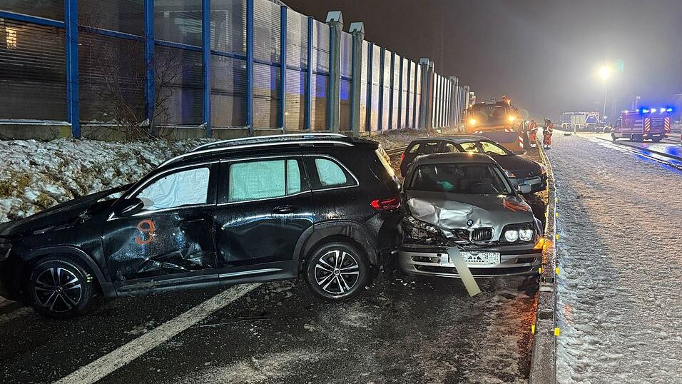 Mehrere Menschen sind bei einer Massenkarambolage sowie weiteren kleineren Unf&auml;llen verletzt worden. (Symbolbild)