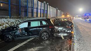 Mehrere Menschen sind bei einer Massenkarambolage sowie weiteren kleineren Unf&auml;llen verletzt worden. (Symbolbild)