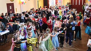 Ein bunter Gaudiwurm zog sich beim Kinderfasching durch die Jahnhalle in Bad K&ouml;tzting.