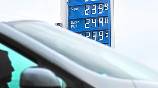 Der Krieg im Iran hat Öl verteuert, das bekommen Autofahrer hierzulande an der Tankstelle zu spüren. Der Krieg im Iran hat Öl verteuert, das bekommen Autofahrer hierzulande an der Tankstelle zu spüren.