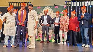 Initiator Arun Kumar Gunnala mit MdL Karl Straub (von links), dahinter Dr. Patrick Dawah, Thomas Platzer, Christine Gabriel, Ingrid Lommer und MdL Julian Preidl. Initiator Arun Kumar Gunnala mit MdL Karl Straub (von links), dahinter Dr. Patrick Dawah, Thomas Platzer, Christine Gabriel, Ingrid Lommer und MdL Julian Preidl.