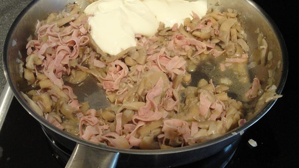 Schmelzkäse in die Pfanne geben.