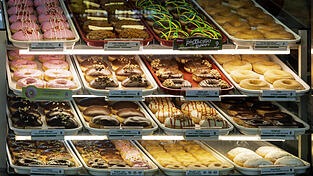 Ein 11-Jähriger brachte den Polizisten der Polizeiinspektion Regensburg Süd Dienstagabend Donuts vorbei. (Symbolbild)