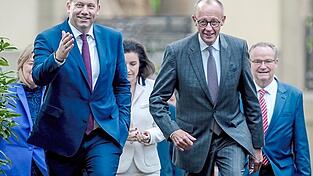 Jetzt soll es aufwärtsgehen für Schwarz-Rot: Bundeskanzler Friedrich Merz (CDU, vorne r.) und Vizekanzler Lars Klingbeil (SPD, vorne l.).