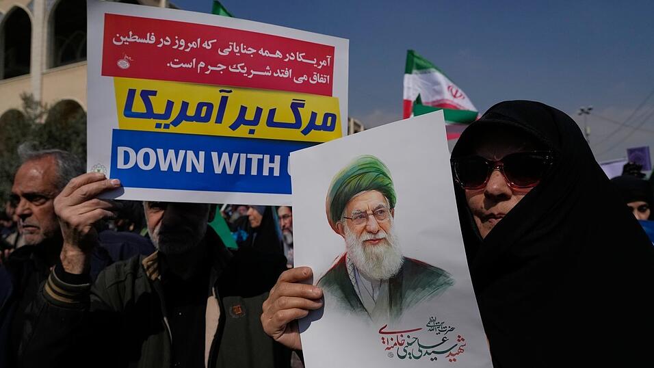 Anh&auml;nger der iranischen Regierung protestieren gegen die Angriffe.