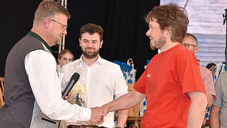 B&uuml;rgermeister Gerhard Hofmann verabschiedet die DLRG R&ouml;tz.