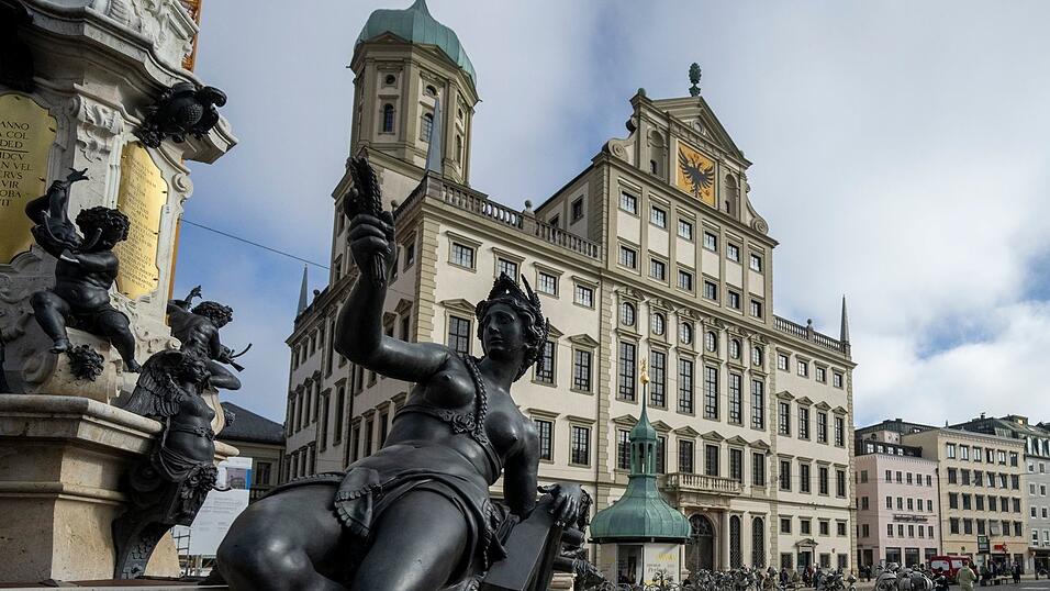 Im Augsburger Rathaus soll in den kommenden Monaten konsequent gespart werden. (Archivbild)