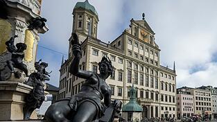 Im Augsburger Rathaus soll in den kommenden Monaten konsequent gespart werden. (Archivbild) Im Augsburger Rathaus soll in den kommenden Monaten konsequent gespart werden. (Archivbild)