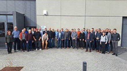 Die Teilnehmer des Runden Tisches beim Gruppenfoto vor der Schwarzachtalhalle in Neunburg vorm Wald.