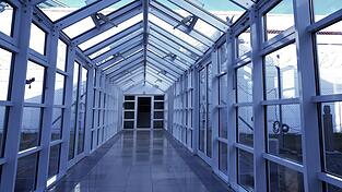 Der Weg zur Pforte: Hier sollen die vier Beschuldigten mit der Geisel gestanden und verlangt haben, dass man sie rauslasse. (Archiv)