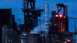 Die Hochöfen 8 und 9 des Stahlwerks von Thyssenkrupp in Duisburg Die Hochöfen 8 und 9 des Stahlwerks von Thyssenkrupp in Duisburg