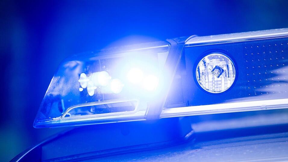 Der Mann wurde im Auto eingeklemmt und starb noch an der Unfallstelle. (Symbolbild)
