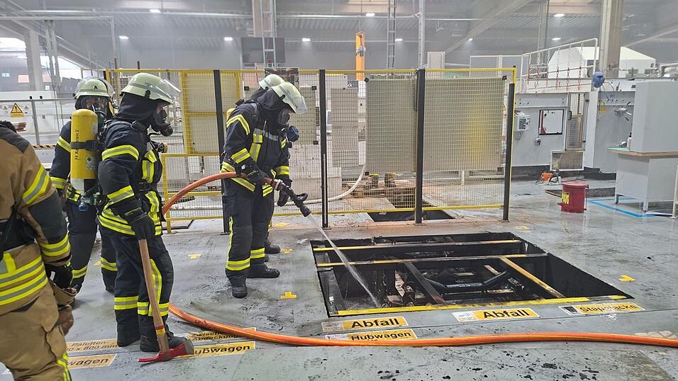 Ein Gro&szlig;aufgebot der Feuerwehr r&uuml;ckte am Mittwochvormittag zu einem Brand in einem Zwieseler Industriebetrieb aus.