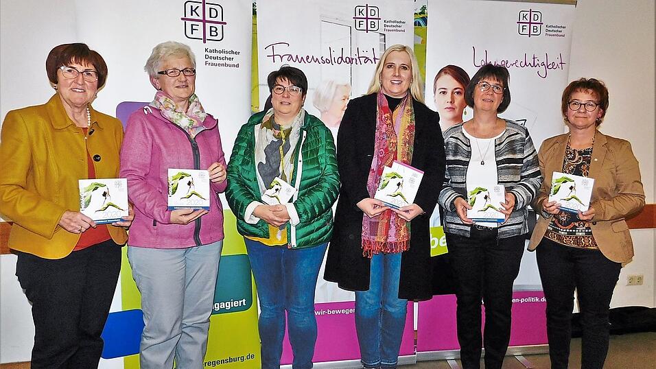 Legten ihre inhaltlichen Schwerpunkte im Bezirksfrauenbund Deggendorf in Ruhmannsfelden fest (v. l.): Diözesan-Bildungsreferentin Gisela Niklas-Eiband, stellvertretende Bezirksvorsitzende Maria Schötz (Kollnburg), Bezirksschriftführerin Martina Neißendorfer (Deggendorf, St. Martin), Bezirksvorsitzende Josefa Schmid (Kollnburg), Zweigvereinsvorsitzende Anita Englert (Ruhmannsfelden) und stellvertretende Diözesanvorsitzende Luitgard Hartl. Legten ihre inhaltlichen Schwerpunkte im Bezirksfrauenbund Deggendorf in Ruhmannsfelden fest (v. l.): Diözesan-Bildungsreferentin Gisela Niklas-Eiband, stellvertretende Bezirksvorsitzende Maria Schötz (Kollnburg), Bezirksschriftführerin Martina Neißendorfer (Deggendorf, St. Martin), Bezirksvorsitzende Josefa Schmid (Kollnburg), Zweigvereinsvorsitzende Anita Englert (Ruhmannsfelden) und stellvertretende Diözesanvorsitzende Luitgard Hartl.