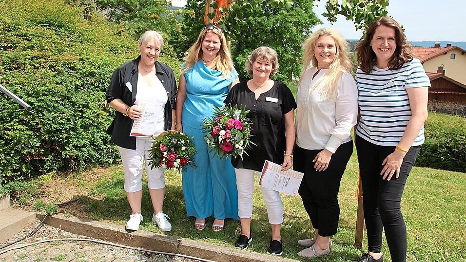 Einrichtungsleiterin Nicole Marchl und die beiden Procurand-Geschäftsführerinnen Tanja Monski und Eileen Philipp ehrten die langjährigen Mitarbeiterinnen Eva Pöschl und Marion Moser. Werner Altmann konnte leider nicht persönlich dabei sein. Einrichtungsleiterin Nicole Marchl und die beiden Procurand-Geschäftsführerinnen Tanja Monski und Eileen Philipp ehrten die langjährigen Mitarbeiterinnen Eva Pöschl und Marion Moser. Werner Altmann konnte leider nicht persönlich dabei sein.