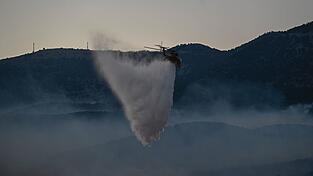 In Griechenland sind bislang fünf Feuerwehrleute bei den Bränden ums Leben gekommen. In Griechenland sind bislang fünf Feuerwehrleute bei den Bränden ums Leben gekommen.