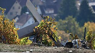 Das Flugzeug zerschellte in den Weinbergen.