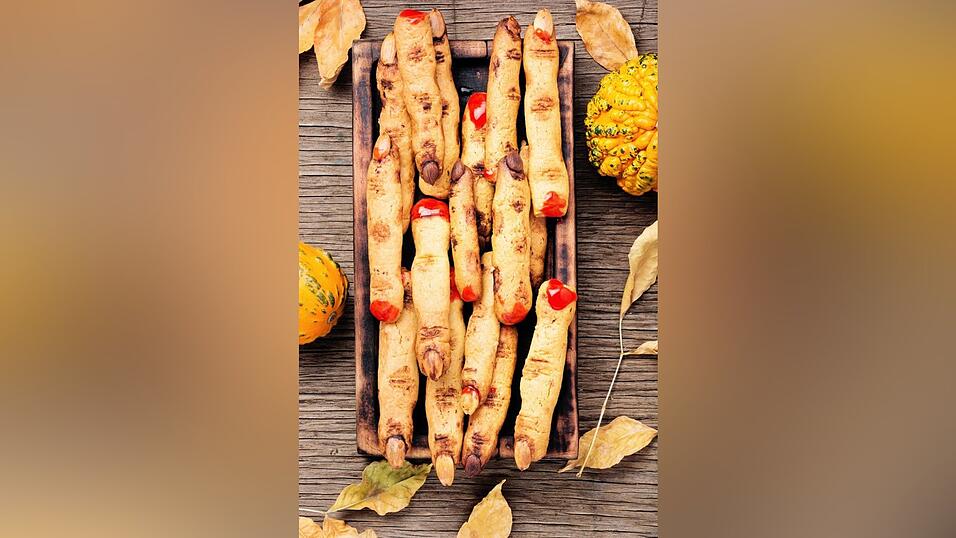 Noch gruseliger werden die Finger, wenn man sie nach dem Backen nochmal in rote Marmelade tunkt.