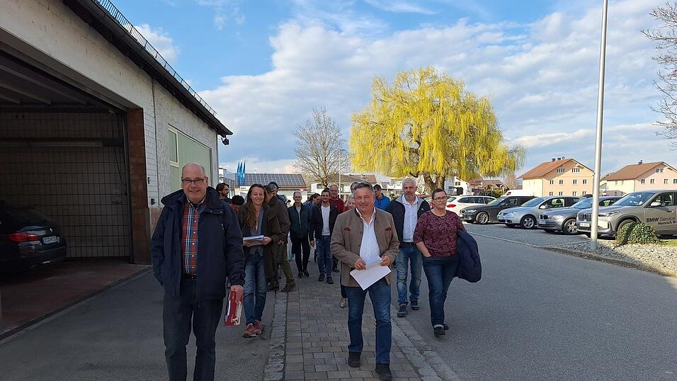 Sie führten die Gruppe beim Spaziergang entlang der Hauptstraße an: (v. l.) Dr. Werner Fruhmann, Stefanie Auer und Bürgermeister Johannes Schmid. Sie führten die Gruppe beim Spaziergang entlang der Hauptstraße an: (v. l.) Dr. Werner Fruhmann, Stefanie Auer und Bürgermeister Johannes Schmid.