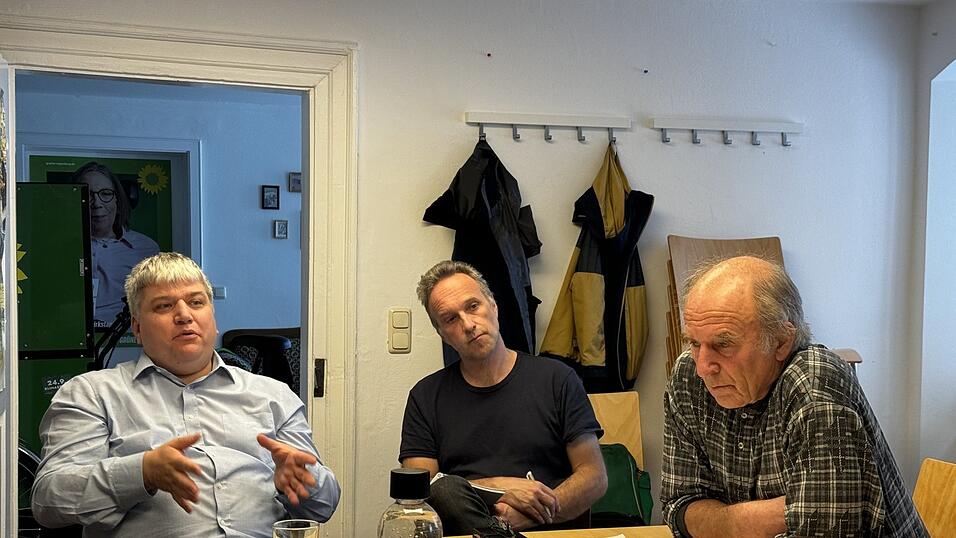 Stefan Schmidt (Gr&uuml;ne, links) wollte unter anderem von Gotthold Streitberger (BI Asyl, rechts) wissen, wie sich das Chancenaufenthaltsgesetz in der Praxis bew&auml;hrt.