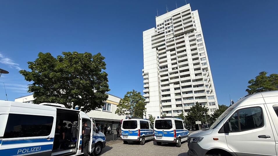 Seit dem Morgen führt die Polizei einen Großeinsatz in einem Hochhaus im Kieler Stadtteil Mettenhof durch, aus dem ein Pflasterstein auf einen Streifenwagen geworfen worden ist. Seit dem Morgen führt die Polizei einen Großeinsatz in einem Hochhaus im Kieler Stadtteil Mettenhof durch, aus dem ein Pflasterstein auf einen Streifenwagen geworfen worden ist.