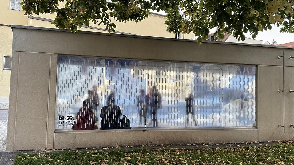Silhouetten im Himmel? Bei der neuen Kunstinstallation am Schwanenplatz spielt Künstlerin Frenzy Höhne auch mit den veränderten Lichtverhältnissen im Tagesverlauf.