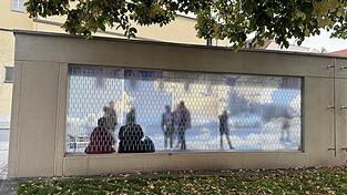 Silhouetten im Himmel? Bei der neuen Kunstinstallation am Schwanenplatz spielt Künstlerin Frenzy Höhne auch mit den veränderten Lichtverhältnissen im Tagesverlauf.