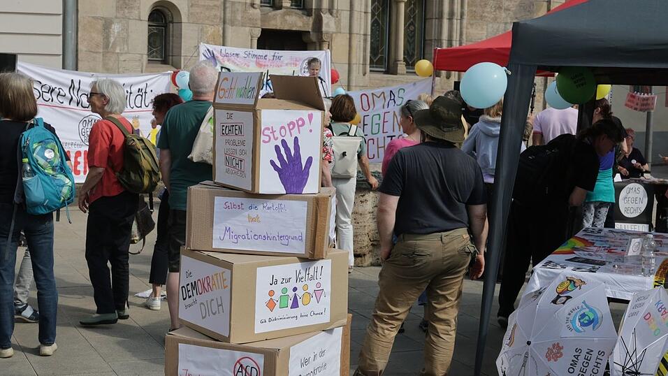 Im th&uuml;ringischen Saalfeld hatten die Omas gegen Rechts zu einer Demonstration gegen die Wahl eines AfD-Landrates aufgerufen.