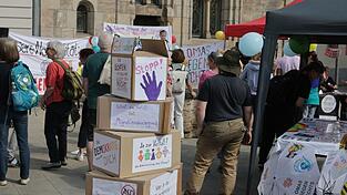 Im thüringischen Saalfeld hatten die Omas gegen Rechts zu einer Demonstration gegen die Wahl eines AfD-Landrates aufgerufen. Im thüringischen Saalfeld hatten die Omas gegen Rechts zu einer Demonstration gegen die Wahl eines AfD-Landrates aufgerufen.
