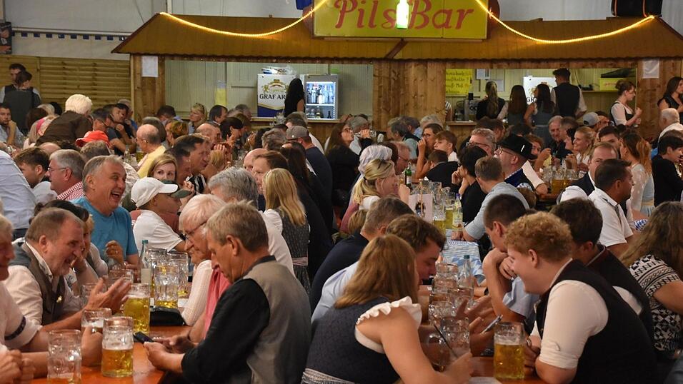 Zum Ausklang war das Festzelt gut gef&uuml;llt.