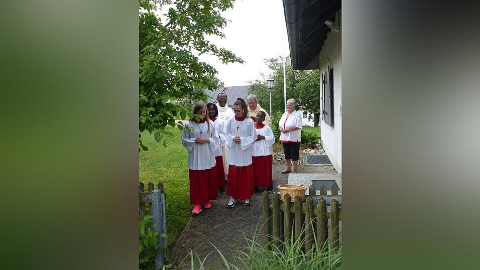 Pfarrer George und Pfarrer Werner Gallmeier mit den Ministranten beim Einzug zum Gottesdienst. Pfarrer George und Pfarrer Werner Gallmeier mit den Ministranten beim Einzug zum Gottesdienst.