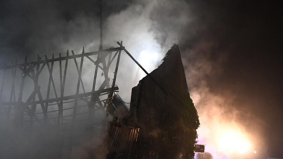 In Wildenberg im Kreis Kelheim brannte eine Lagerhalle. In Wildenberg im Kreis Kelheim brannte eine Lagerhalle.