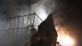 In Wildenberg im Kreis Kelheim brannte eine Lagerhalle. In Wildenberg im Kreis Kelheim brannte eine Lagerhalle.