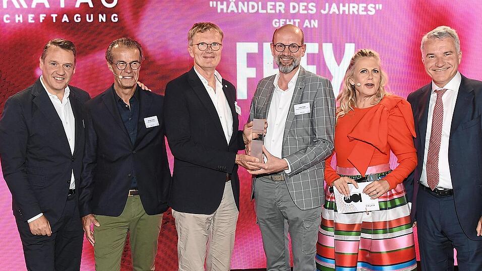 Helmut Hagner und Lothar R&ouml;del (Mitte) nehmen im Namen der gesamten Frey-Familie die Auszeichnung als H&auml;ndler des Jahres entgegen. Zu den ersten Gratulanten z&auml;hlen Knut Brokelmann, Vorstand Katag AG, Michael Simon, Gesch&auml;ftsf&uuml;hrer Firma Olsen, Moderatorin Barbara Sch&ouml;neberger und Daniel Terberger, Vorstandsvorsitzender Katag AG (von links).