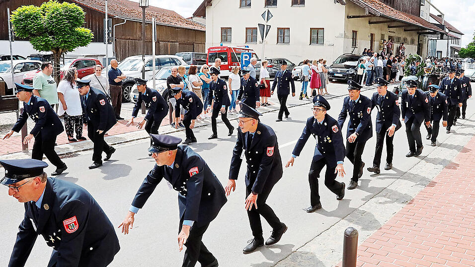 Den prächtigen Umzug durch den Ort führte der Festverein an.