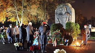 Das traditionelle Totengedenken erfolgte in gewohnter Weise mit der Kranzniederlegung vor der Pieta. Das traditionelle Totengedenken erfolgte in gewohnter Weise mit der Kranzniederlegung vor der Pieta.