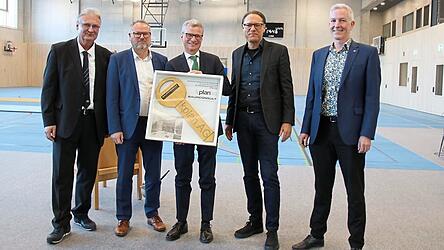 Die symbolische Schl&uuml;ssel&uuml;bergabe mit Heribert Strunz (v. l.), Christian Alt, Bernd Sibler, Christian Lanzinger und Christian Leitl.