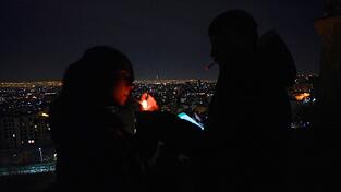 Seit Wochen lebt der Iran im Schatten eines Krieges, der jederzeit wieder aufflammen kann.