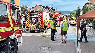 Feuerwehrleute am Ort der Körperverletzung an der Josef-Heigl-Straße. Der Geschädigte blutete so stark, dass die Straße gereinigt werden musste. Feuerwehrleute am Ort der Körperverletzung an der Josef-Heigl-Straße. Der Geschädigte blutete so stark, dass die Straße gereinigt werden musste.