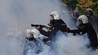 Polizisten in Albaniens Hauptstadt Tirana setzte Tränengas gegen Demonstranten ein. Polizisten in Albaniens Hauptstadt Tirana setzte Tränengas gegen Demonstranten ein.