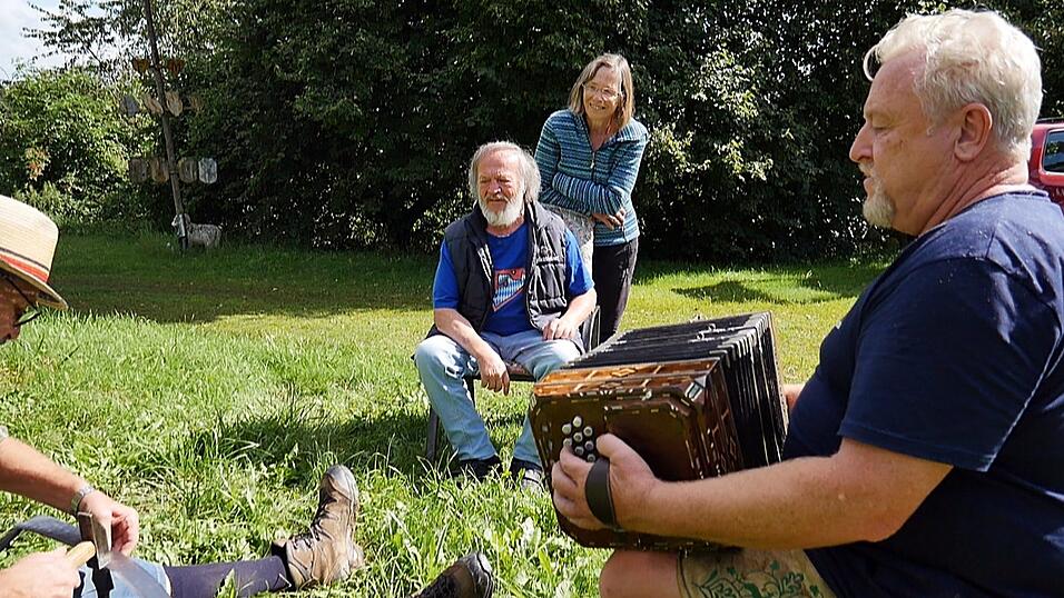 Wenn bei Fredl Fesl gemäht wird, dann geht das nicht ohne Brauchtum, Gesang und Gemeinschaft.