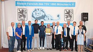 Der Löwenfanclub Frauenbiburg um Vorstand Edi Schwimmbeck (Fünfter von rechts), Löwen-Präsident Gernot Mang (Achter von rechts), Geschäftsführer Sport Dr. Christian Werner (Neunter von rechts) und weiteren Ehrengästen.