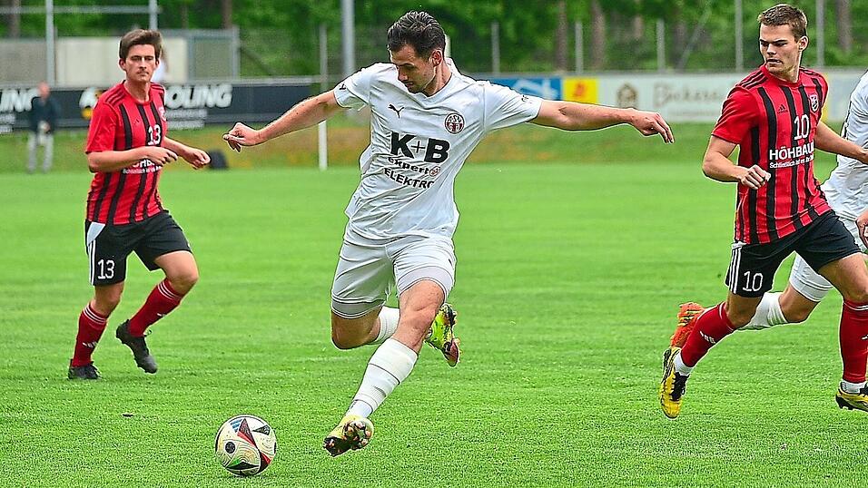 Lucas Chrubasik machte mit einem Treffer zum 2:0-Endstand für den ASV Cham im Heimspiel gegen den FSV Stadeln den Deckel drauf. Lucas Chrubasik machte mit einem Treffer zum 2:0-Endstand für den ASV Cham im Heimspiel gegen den FSV Stadeln den Deckel drauf.